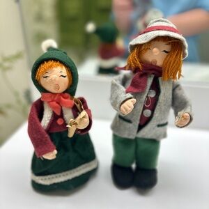 Christmas Carolers - Figurines